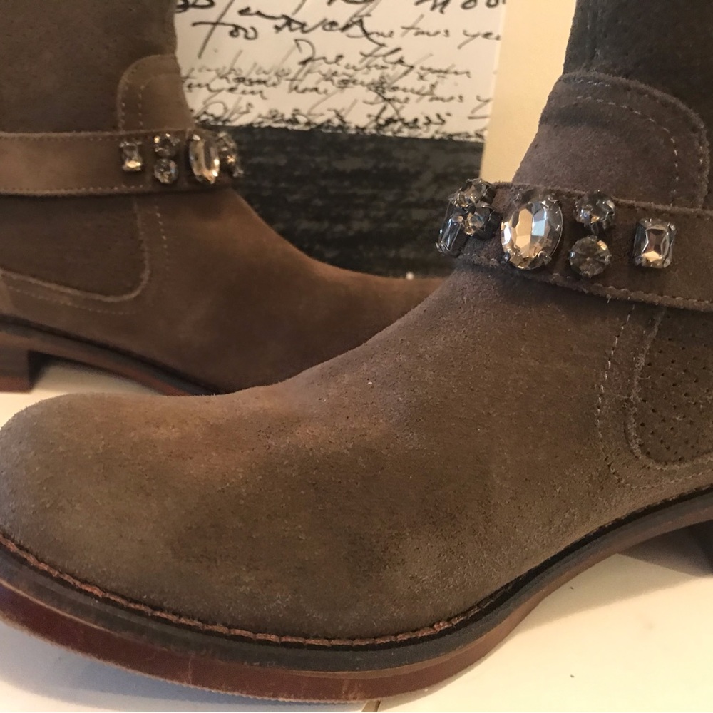 Kenzie ankle boots 8.5m Olive suede like new new stylish dress up/down comfy